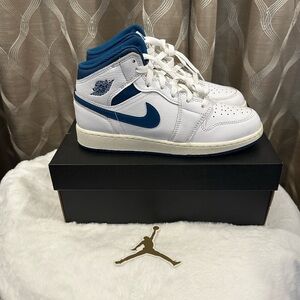 New Air Jordan 1 MID SE (GS) Size 6Y